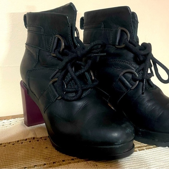 Sorel Margo Heeled Lace Up Leather Boots in Black Waterproof Women's 8.5 EUC - Picture 3 of 8